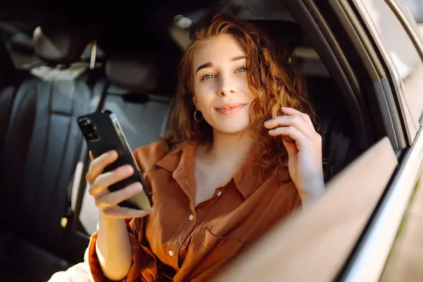 Potret Seorang Penumpang Taksi Bahagia Dengan Telepon Tangannya Seorang Wanita — Stok Foto