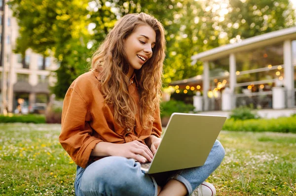 Wanita Bahagia Dengan Rambut Keriting Dengan Laptop Padang Rumput Hijau — Stok Foto