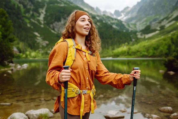 Wanita Cantik Pelancong Dengan Ransel Pendakian Kuning Dengan Latar Belakang — Stok Foto