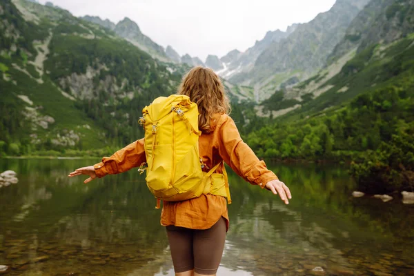Wanita Cantik Pelancong Dengan Ransel Pendakian Kuning Dengan Latar Belakang — Stok Foto