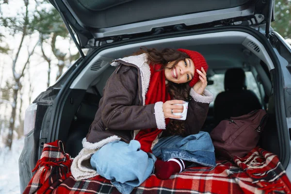 Jonge Vrouwelijke Reiziger Zit Kofferbak Van Een Auto Een Warm — Stockfoto