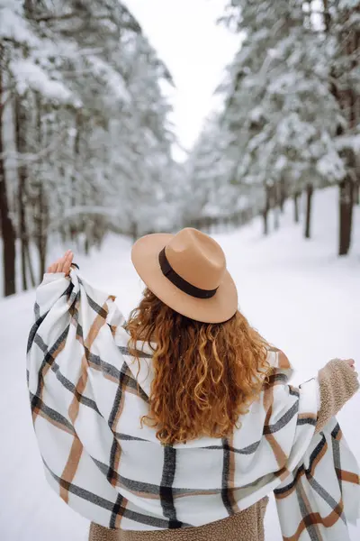 Vacker Kvinna Vinterskogen Njuter Det Frusna Vädret Ung Kvinna Hatt — Stockfoto