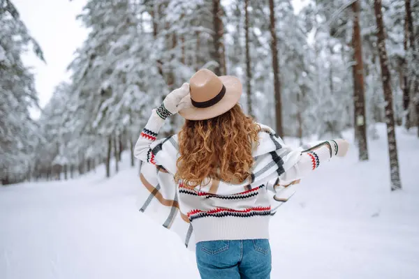 Vacker Kvinna Vinterskogen Njuter Det Frusna Vädret Ung Kvinna Hatt — Stockfoto
