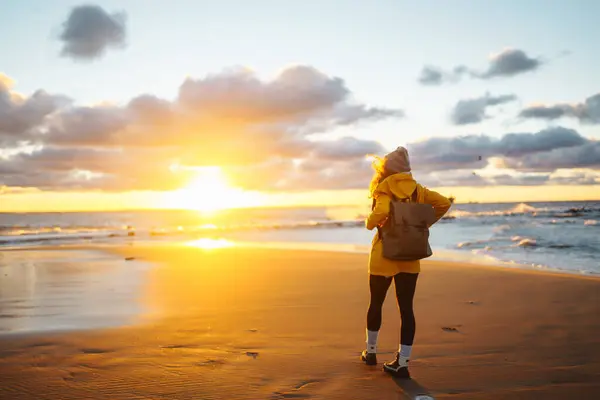 Selamat Turis Muda Dengan Jaket Kuning Menikmati Matahari Terbenam Yang — Stok Foto
