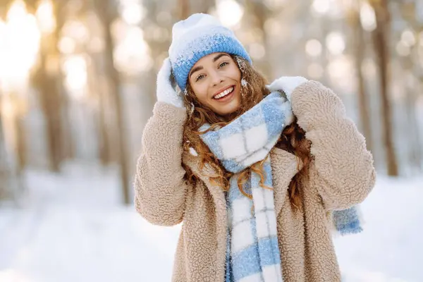 Mujer Joven Disfruta Hermoso Día Invierno Bosque Camina Disfruta Nieve —  Fotos de Stock