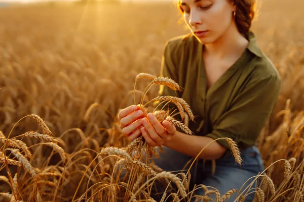 Жінка Фермер Працює Стиглому Пшеничному Полі Перевіряє Урожай Перевіряючи Якість — стокове фото