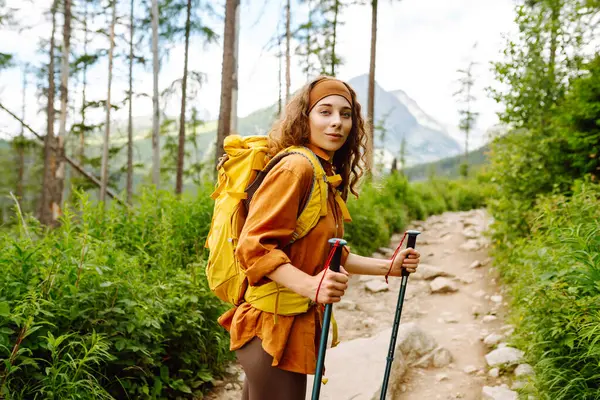 Wisatawan Perempuan Muda Dengan Tiang Pendakian Dan Ransel Terang Menikmati — Stok Foto