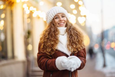Mutlu kadın kış Noel pazarında eğleniyor. Genç bir turist güneşli bir kış gününde Yeni Yıl atmosferinin tadını çıkarıyor. Tatil kavramı, rahatlama..