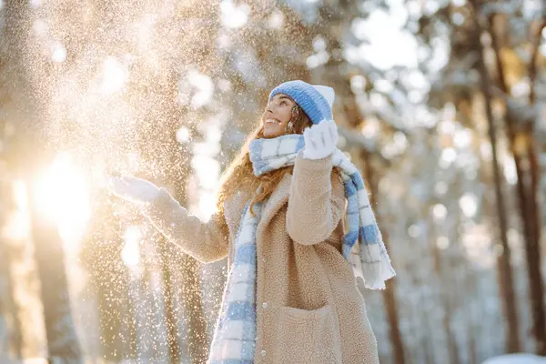 Молода Жінка Теплому Одязі Грає Снігом Сонячний Зимовий День Щаслива — стокове фото