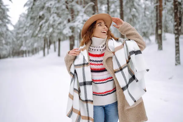 冬の森でポーズをとる毛皮のコート スカーフ 帽子を着た若い美しい女性 アウトドアをポーズする幸せな女性観光客 クリスマス — ストック写真