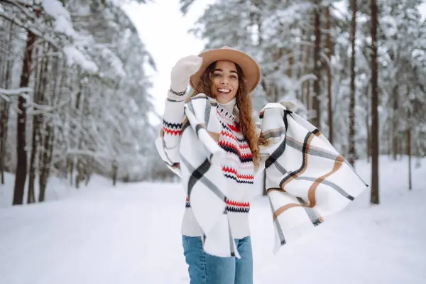 Junge Schöne Frau Pelzmantel Schal Und Hut Posiert Winterwald Glückliche — Stockfoto