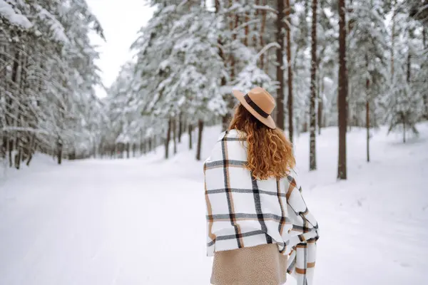 Piękna Kobieta Pozowała Powrotem Zimowym Lesie Świetna Zimowa Pogoda Atmosfera — Zdjęcie stockowe
