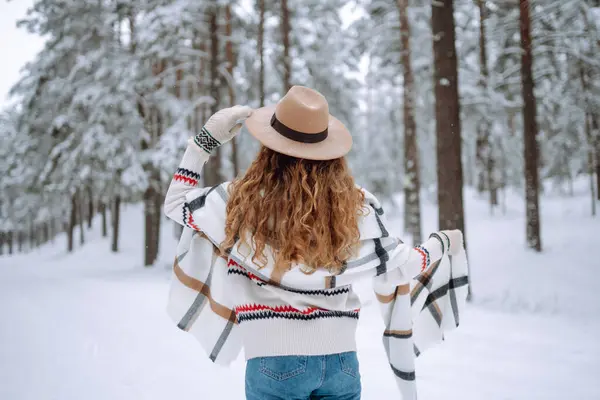 Mulher Bonita Posando Com Costas Floresta Inverno Grande Clima Inverno — Fotografia de Stock