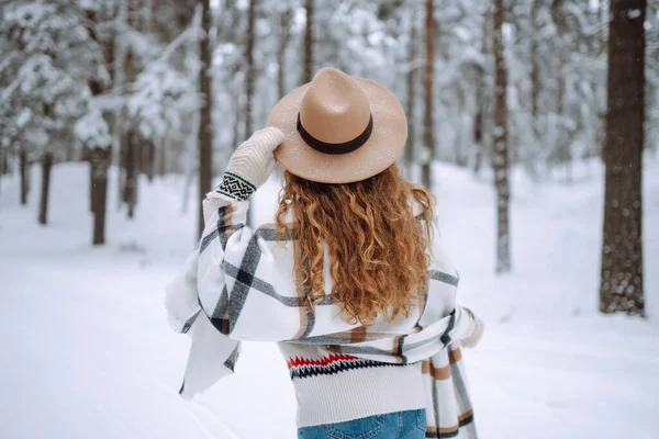 Schöne Frau Posiert Mit Dem Rücken Winterwald Tolles Winterwetter Und — Stockfoto