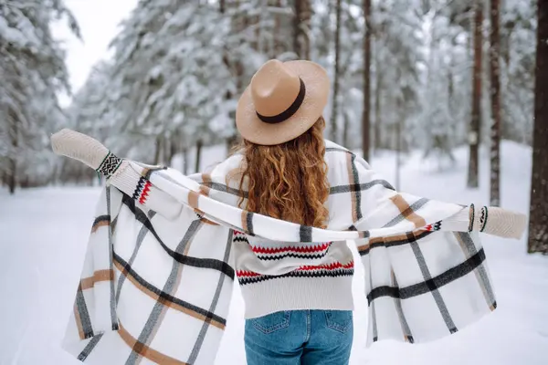 Beautiful Woman Posing Her Back Winter Forest Great Winter Weather — Stock Photo, Image