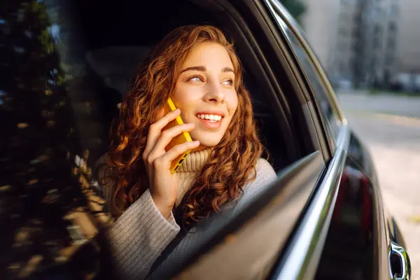 Wanita Yang Menarik Memegang Telepon Genggam Kursi Belakang Mobil Seorang — Stok Foto