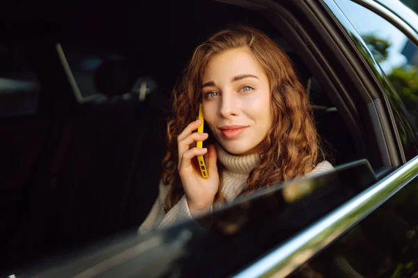 Wanita Yang Menarik Memegang Telepon Genggam Kursi Belakang Mobil Seorang — Stok Foto