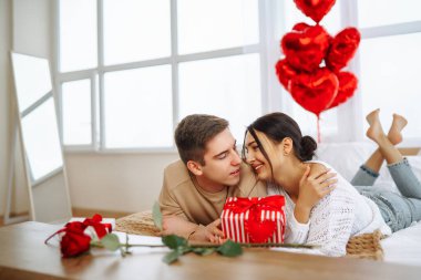 Yatak odasında vakit geçirirken kucaklaşan ve gülümseyen güzel bir çift. Birlikte geçirdiğimiz zaman. Aşk kavramı, tatil.