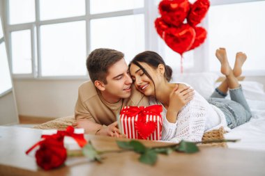 Yatak odasında vakit geçirirken kucaklaşan ve gülümseyen güzel bir çift. Birlikte geçirdiğimiz zaman. Aşk kavramı, tatil.