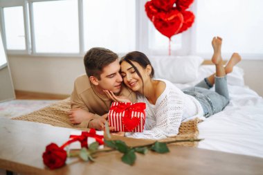 Yatak odasında vakit geçirirken kucaklaşan ve gülümseyen güzel bir çift. Birlikte geçirdiğimiz zaman. Aşk kavramı, tatil.