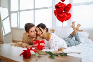 Yatak odasında vakit geçirirken kucaklaşan ve gülümseyen güzel bir çift. Birlikte geçirdiğimiz zaman. Aşk kavramı, tatil.