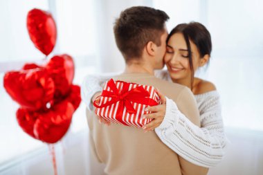 Yatak odasında vakit geçirirken kucaklaşan ve gülümseyen güzel bir çift. Birlikte geçirdiğimiz zaman. Aşk kavramı, tatil.