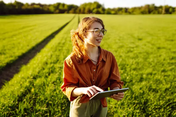 Smart Pertanian Seorang Petani Muda Berkacamata Memegang Sebuah Tablet Ladang — Stok Foto