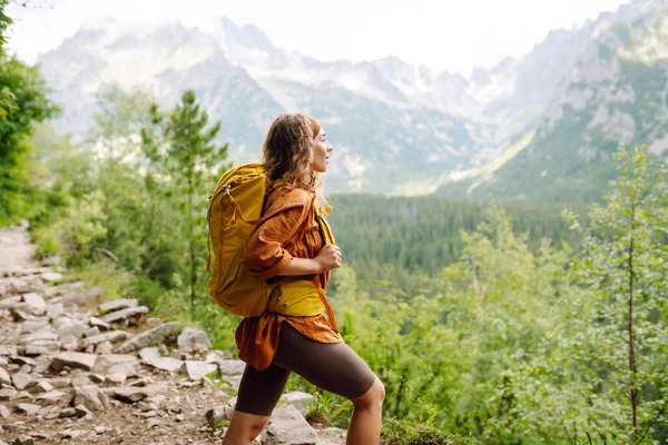 Wanita Bahagia Dengan Ransel Hiking Kuning Menikmati Pemandangan Gunung Seorang — Stok Foto