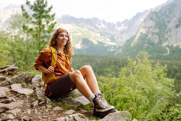 Щаслива Жінка Жовтим Пішохідним Рюкзаком Насолоджується Гірським Пейзажем Молодий Мандрівник — стокове фото