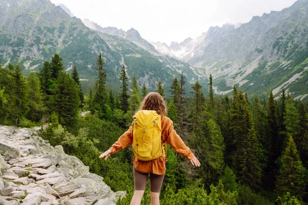 Wanita Bahagia Dengan Ransel Hiking Kuning Menikmati Pemandangan Gunung Seorang — Stok Foto