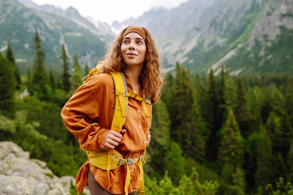 Щаслива Жінка Жовтим Пішохідним Рюкзаком Насолоджується Гірським Пейзажем Молодий Мандрівник — стокове фото