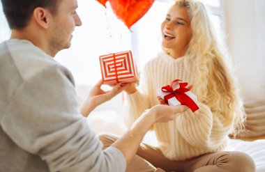 Genç adam evde kız arkadaşına hediye veriyor. Evde Sevgililer Günü 'nü kutlayan güzel genç bir çift. Romantik bir gün..