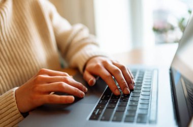 Dizüstü bilgisayarda klavye üzerinde çalışan ellerin yakın çekimi. Serbest, çevrimiçi kurs. Teknoloji. Siber güvenlik kavramı