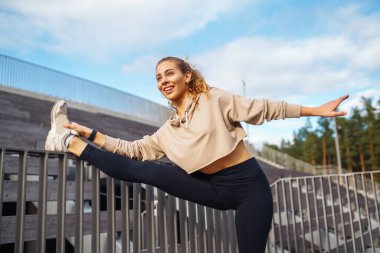 Açık havada egzersiz yapan zinde bir kadın. Sağlıklı genç bayan sporcu spor yapıyor. Aktif yaşam tarzı konsepti, spor.