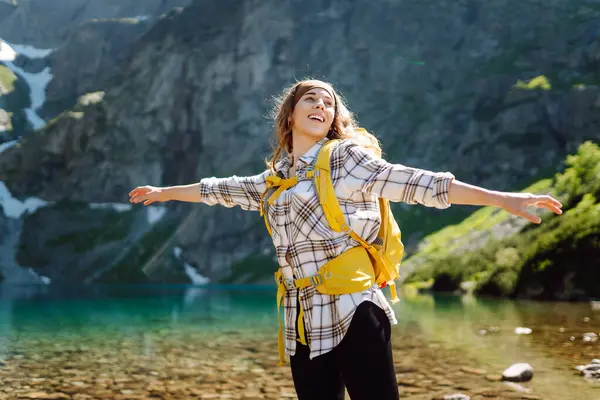 Wanita Muda Bepergian Dengan Ransel Mendaki Pegunungan Lanskap Dengan Wanita — Stok Foto