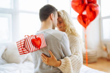 Evde Sevgililer Günü 'nü kutlayan güzel genç bir çift. Hediye değişimi. Birlikte romantik bir gün..