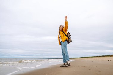 Deniz manzarasının tadını çıkaran mutlu bir turist. Yaşam tarzı, seyahat, turizm, doğa, aktif yaşam, macera.