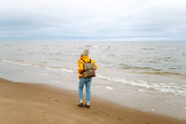 Deniz manzarasının tadını çıkaran mutlu bir turist. Yaşam tarzı, seyahat, turizm, doğa, aktif yaşam, macera.