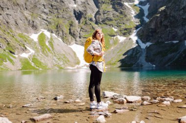 Bir kadın doğayla çevrili yeni, büyülü ve fantastik yerleri keşfeder. Etkin yaşam biçimi.