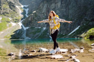 Bir kadın doğayla çevrili yeni, büyülü ve fantastik yerleri keşfeder. Etkin yaşam biçimi.