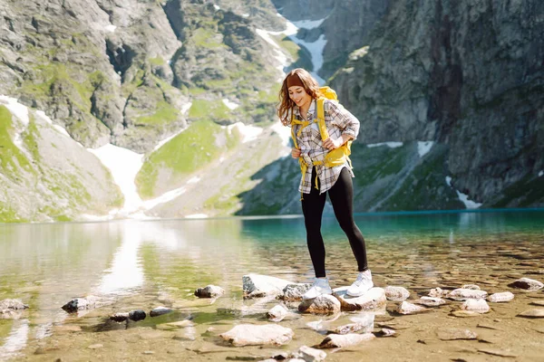 Bir kadın doğayla çevrili yeni, büyülü ve fantastik yerleri keşfeder. Etkin yaşam biçimi.