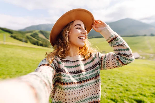 Doğada selfie çeken güzel bir genç kadın. Yaşam tarzı, seyahat, turizm, doğa, aktif yaşam.
