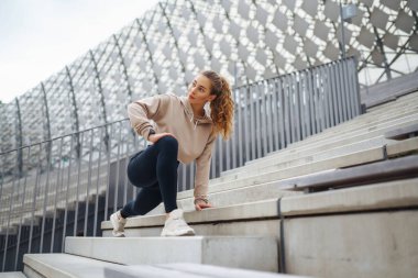 Güzel genç bayan sabah antrenmanı için dışarı çıktı. Forma girmek benim tek seçeneğim. Spor, aktif yaşam, spor eğitimi, sağlıklı yaşam tarzı..