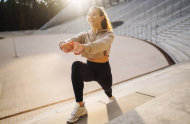 Güzel genç bayan sabah antrenmanı için dışarı çıktı. Forma girmek benim tek seçeneğim. Spor, aktif yaşam, spor eğitimi, sağlıklı yaşam tarzı..