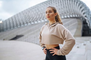 Güzel genç bayan sabah antrenmanı için dışarı çıktı. Forma girmek benim tek seçeneğim. Spor, aktif yaşam, spor eğitimi, sağlıklı yaşam tarzı..