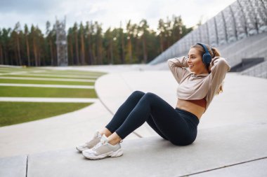 Güzel genç bayan sabah antrenmanı için dışarı çıktı. Forma girmek benim tek seçeneğim. Spor, aktif yaşam, spor eğitimi, sağlıklı yaşam tarzı..