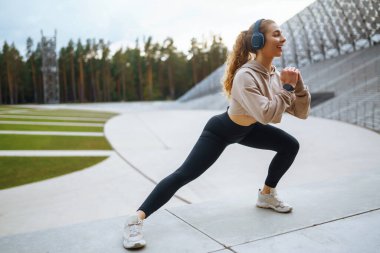 Güzel genç bayan sabah antrenmanı için dışarı çıktı. Forma girmek benim tek seçeneğim. Spor, aktif yaşam, spor eğitimi, sağlıklı yaşam tarzı..