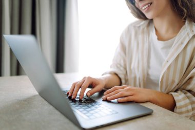 Dizüstü bilgisayarda klavye üzerinde çalışan ellerin yakın çekimi. İnternet ve modern kablosuz teknolojileri kullanma kavramı. Siber güvenlik kavramı