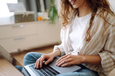 Dizüstü bilgisayarda klavye üzerinde çalışan ellerin yakın çekimi. İnternet ve modern kablosuz teknolojileri kullanma kavramı. Siber güvenlik kavramı