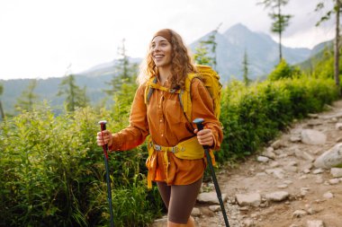 İyi sırt çantalı kadınlar dağ ormanlarında kamp yapar. Macera, seyahat, spor, aktif hayat.